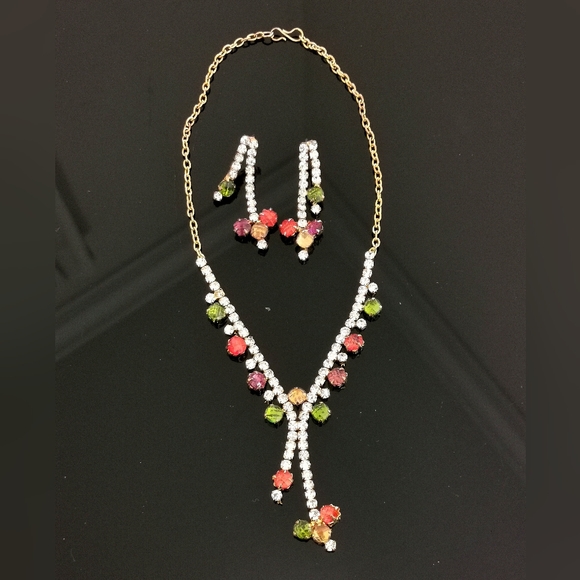 Multi-color rhinestone Y shape necklace with studed dangle earrings set - Picture 7 of 9